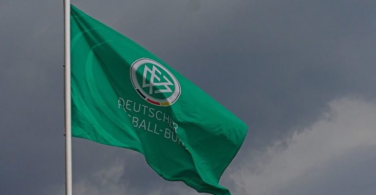 DFB Flagge vor dunklen Wolken