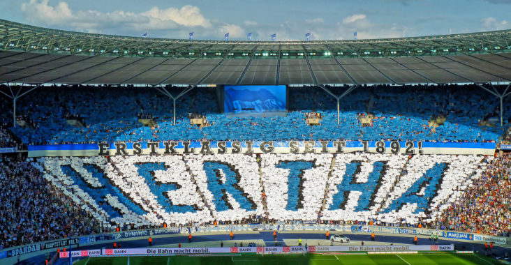 Choreographie der Hertha - Fans in der Stadionkurve mit einem riesigen Hertha - Schriftzug