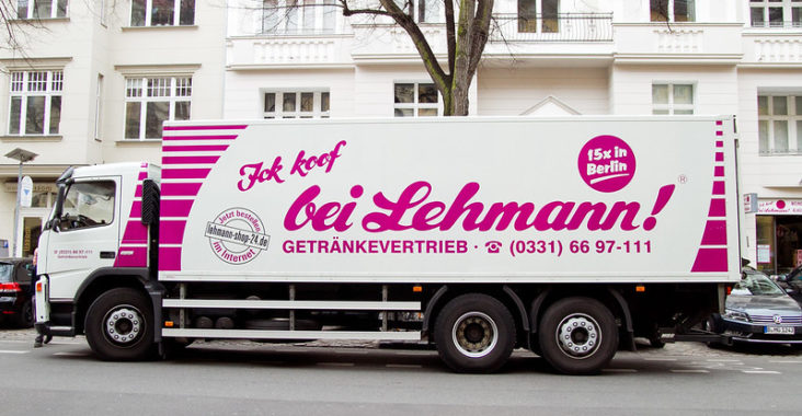 Ein Lieferwagen mit der berühmten Beschriftung Ick koof bei Lehmann
